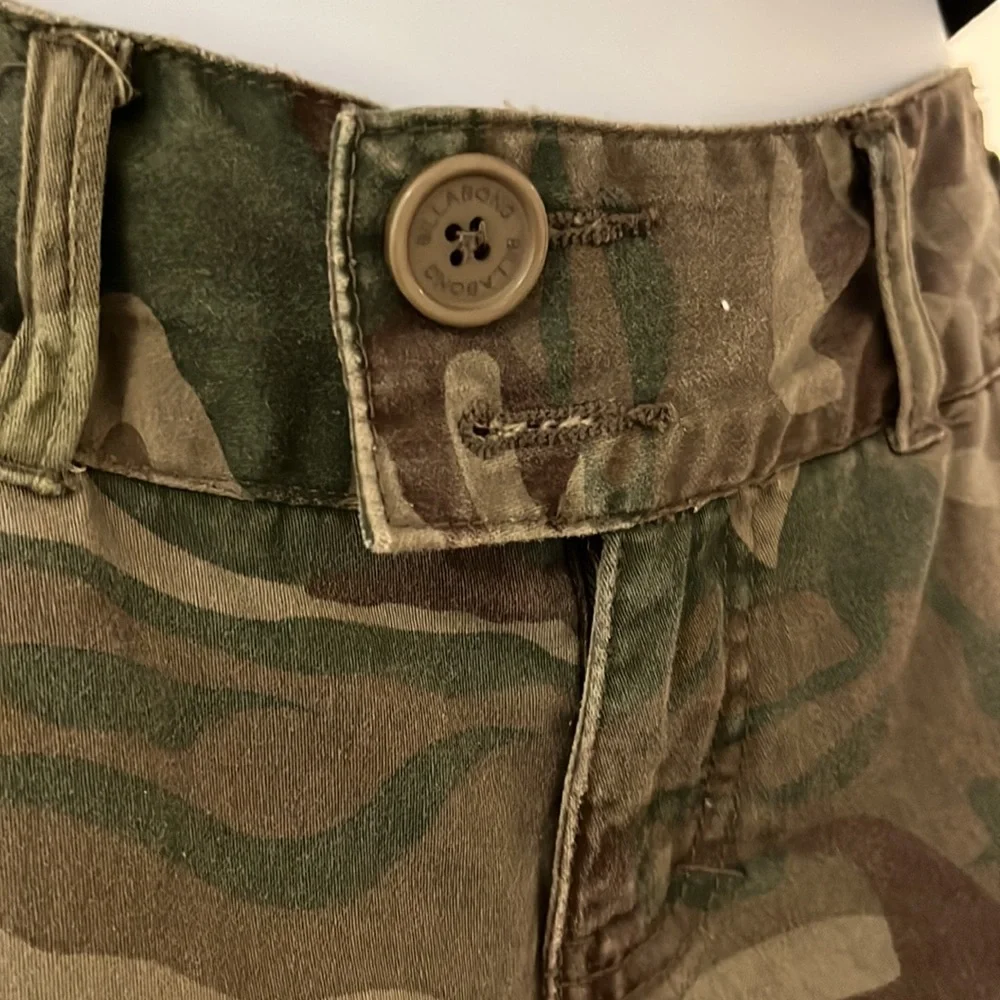 Billabong knee length camo cargo shorts size 5 - Picture 5 of 5
